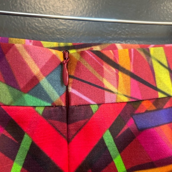 Escada size 36 (S) silk “Ode to LA” NWOT Pencil Skirt Elegant Tailored Design - Picture 4 of 15